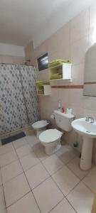 łazienka z 2 toaletami i umywalką w obiekcie Departamento ANGOSTURA w mieście General Alvear