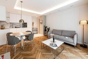 salon z kanapą i stołem w obiekcie Luksus w centrum nad Odrą we Wrocławiu