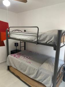 una camera con due letti a castello in una stanza di CACHITO DE CIELO, Departamento de lujo 2 habitaciones y alberca a Manzanillo Altre 45 foto
