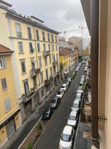 uma vista para uma rua com carros estacionados e edifícios em Alte Volat Casetta em Milão