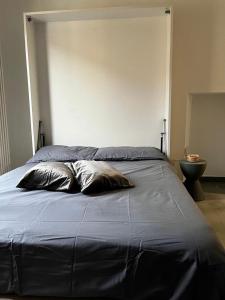 ein Bett mit zwei Kissen darauf in einem Schlafzimmer in der Unterkunft Alte Volat Casetta in Mailand
