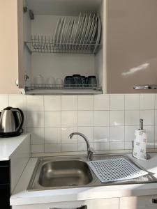 una cucina con lavandino e piano di lavoro di Takápradalù a Cisterna dʼAsti