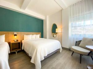 Кровать или кровати в номере Marseilles Beachfront Hotel