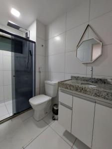 a bathroom with a toilet and a sink and a shower at Apartamento Encanto próximo ao Pátio do forró in Caruaru