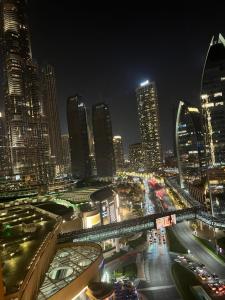 杜拜的住宿－Address Dubai Mall Residences New name EMAAR Residences Fashion Avenue 1 bedroom 34 floor，高速公路上交通的城市天际线