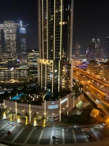 杜拜的住宿－Address Dubai Mall Residences New name EMAAR Residences Fashion Avenue 1 bedroom 34 floor，城市夜间交通景观