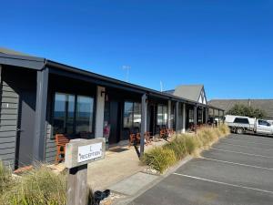 un edificio con un cartel en un estacionamiento en Kilcunda Ocean View Motel en Kilcunda