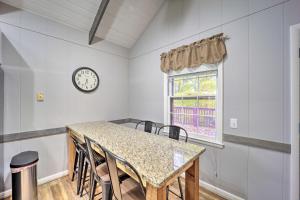 Imagine din galeria proprietății 2 Mi to Beech Mtn Blue Ridge Cabin with Deck în Beech Mountain