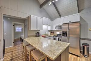 O bucătărie sau chicinetă la 2 Mi to Beech Mtn Blue Ridge Cabin with Deck