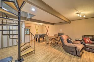 O zonă de relaxare la 2 Mi to Beech Mtn Blue Ridge Cabin with Deck