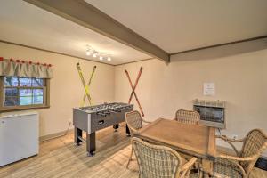 Imagine din galeria proprietății 2 Mi to Beech Mtn Blue Ridge Cabin with Deck în Beech Mountain