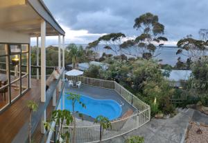 American River的住宿－The River Suites, Kangaroo Island，一座带游泳池的房子的图象