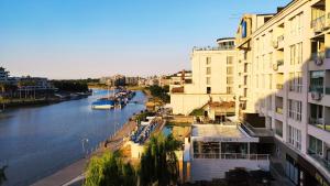 a view of a river with buildings and a city at Condo Wyndham Hotel, Nordelta Bay, Piscina con arancel, Parking in Tigre