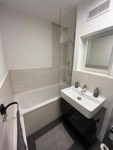 Koupelna v ubytování Neue 45 QM Eigentumswohnung, Balkon, Tiefgarage