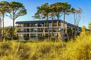 un bâtiment avec des girafes devant lui dans l'établissement Oceanfront Hilton Head Island Condo with Pool!, à Île de Hilton-Head