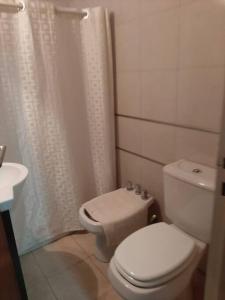 a white bathroom with a toilet and a shower at Casa excelente ubicación in Mendoza