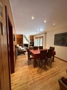 a dining room with a table and chairs at Piso Rialp con vistas in Rialp