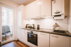 Nhà bếp/bếp nhỏ tại Sadebo Apartments Lübeck mit Terrasse oder Balkon