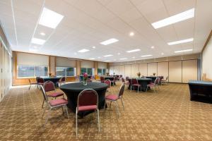 una sala de conferencias con mesas y sillas. en Best Western Mountain Lodge At Banner Elk en Banner Elk