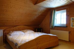 Säng eller sängar i ett rum på Landhaus am Bach