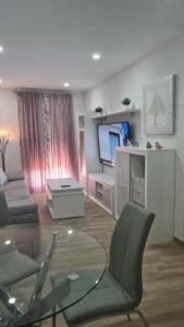 salon z kanapą i telewizorem w obiekcie Apartamento 128 Espinel 2 w mieście Ronda