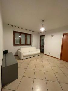 sala de estar con sofá blanco y mesa en Ci-Ra's home a Cernusco S/N (MI) en Cernusco sul Naviglio