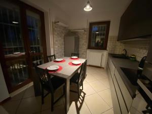 a kitchen with a table with red plates on it at Ci-Ra's home a Cernusco S/N (MI) in Cernusco sul Naviglio