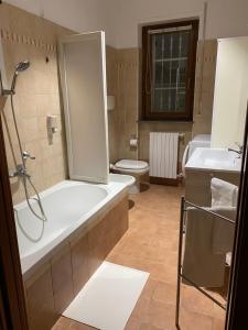 uma casa de banho com uma banheira, um WC e um lavatório. em Ci-Ra's home a Cernusco S/N (MI) em Cernusco sul Naviglio