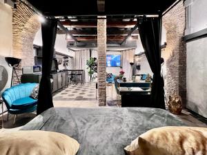 ローマにあるRomantic Wellness Apartment COLOSSEOのベッドとテーブルと椅子のある部屋