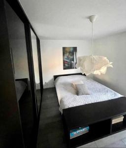 um quarto com uma cama com uma luz por cima em Apartment next to the Wilson's Promenade em Sarajevo