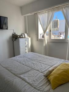 Un dormitorio con una cama grande y una ventana en DEPTO COLON en Mar del Plata