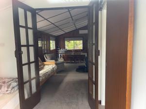 una puerta abierta a una habitación con comedor en Patonga Holiday Home, en Patonga