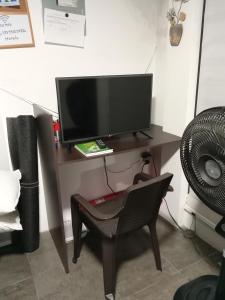 un ordenador con monitor y silla en Confortable, en Guayaquil