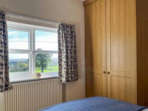 - une chambre avec un lit et une fenêtre dans l'établissement Beech Cottage, à Somersal Herbert