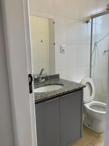 Bathroom sa Lindo apartamento em frente a UFOP com garagem