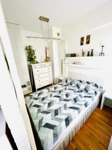 a bedroom with a bed and a dresser at Giżycko Apartament 100m od plaży in Giżycko