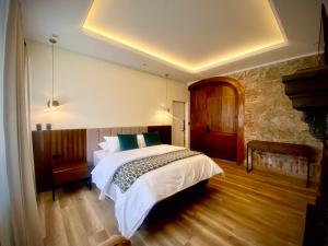 ein Schlafzimmer mit einem großen Bett in einem Zimmer in der Unterkunft Wanderlot - Hotel Plaza Central in Riobamba