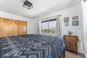 a bedroom with a bed and a window at Shooting Star Lodge in Joshua Tree