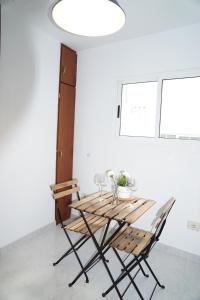 een eettafel met 2 stoelen en een lamp bij Amazing Location CORUÑA DOWNTOWN in A Coruña