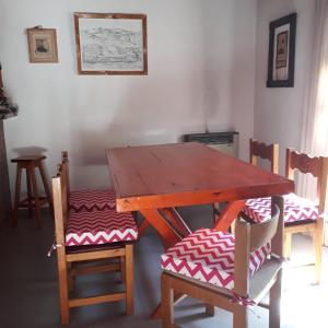 drewniany stół i krzesła w pokoju w obiekcie Casa Santa Elena w mieście Malargüe