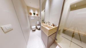 Koupelna v ubytování Carletta's Aparta-Suite & Spa + 22 fotografií