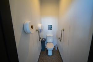 ein Bad mit WC und WC-Papierspender in der Unterkunft Binna Burra Rainforest Campsite in Beechmont