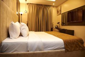 Rúm í herbergi á Mayfair Hotel Wuse2 Abuja