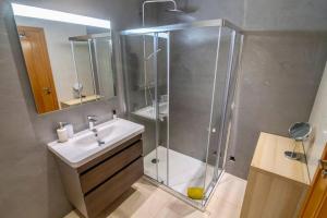 ein Bad mit einer Dusche und einem Waschbecken in der Unterkunft Amazing Apartment With Pool View in Vilamoura
