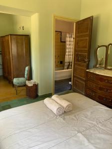 - Baño con 1 cama y 2 toallas en el suelo en La Gitana en Casa Grande