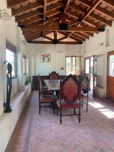 comedor con mesa y sillas en La Gitana en Casa Grande