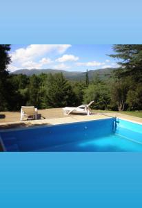 una piscina con vistas a las montañas en La Gitana en Casa Grande