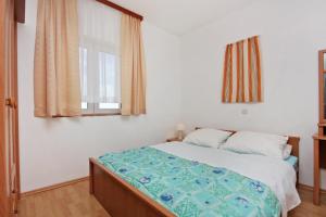 Łóżko lub łóżka w pokoju w obiekcie Apartments by the sea Razanac, Zadar - 5766