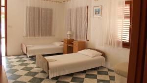 Łóżko lub łóżka w pokoju w obiekcie Apartments by the sea Razanac, Zadar - 5766