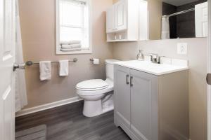 Koupelna v ubytování The Gray Corner House by Gallaudet 3 BR 2 BA + 19 fotografií